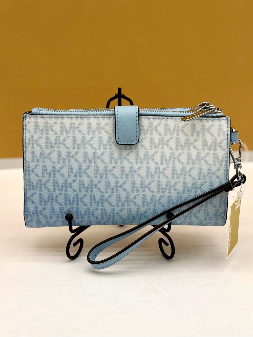 MICHAEL KORS OUTLET
Jet Set Large Ombré Signature Logo Wristlet Wallet - Picture 5 of 14